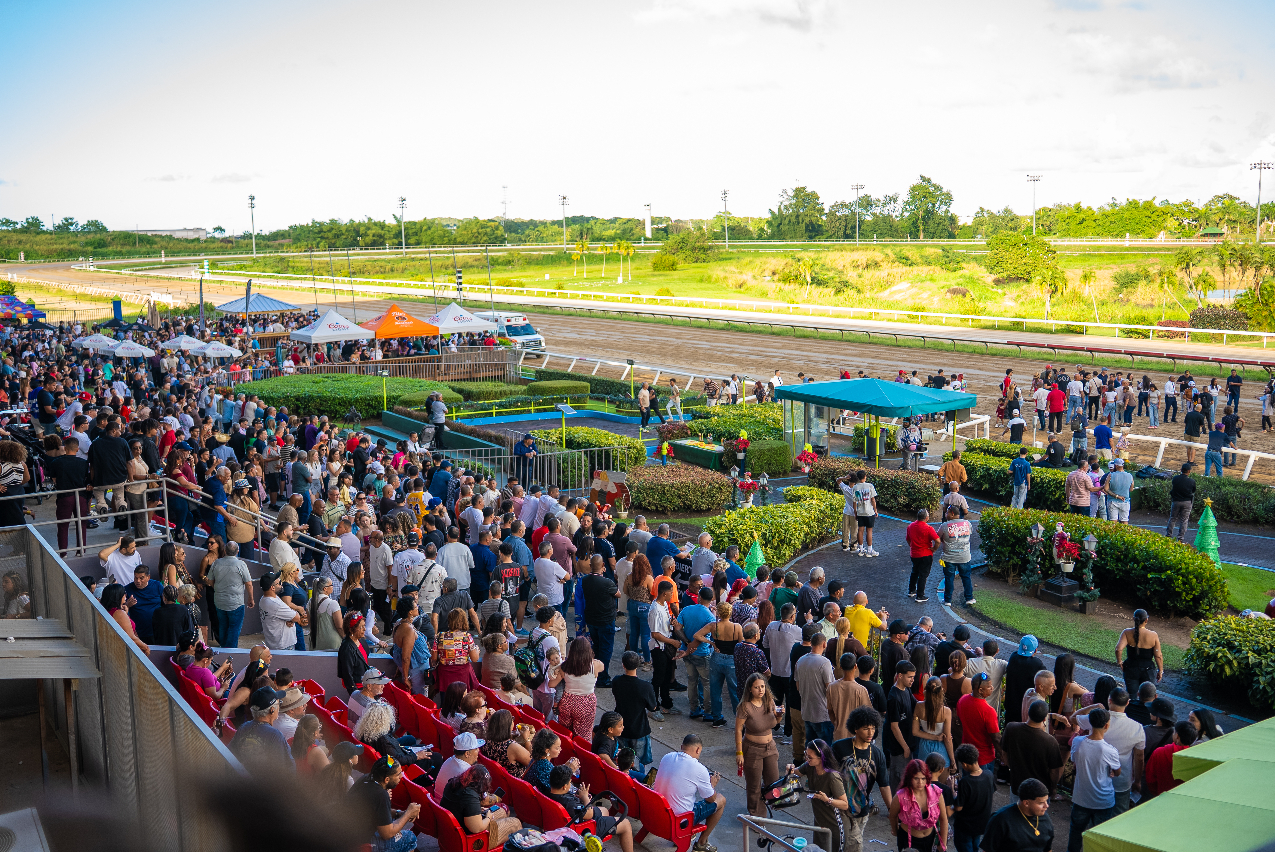 Multitud disfrutando de un evento en el Hipódromo Camarero